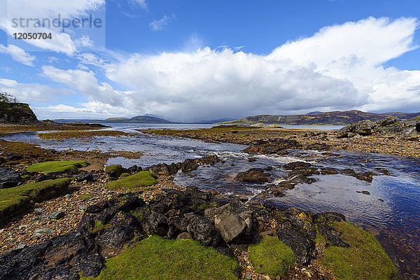 Felsige Uferlinie eines ins Meer mündenden Flusses in einer Bucht auf der Isle of Skye in Schottland  Vereinigtes Königreich