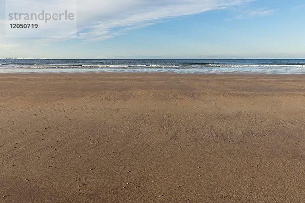 Sandstrand und Nordsee bei Ebbe am Morgen in Bamburgh in Northumberland  England  Vereinigtes Königreich