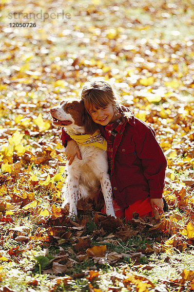 Mädchen und Hund im Freien