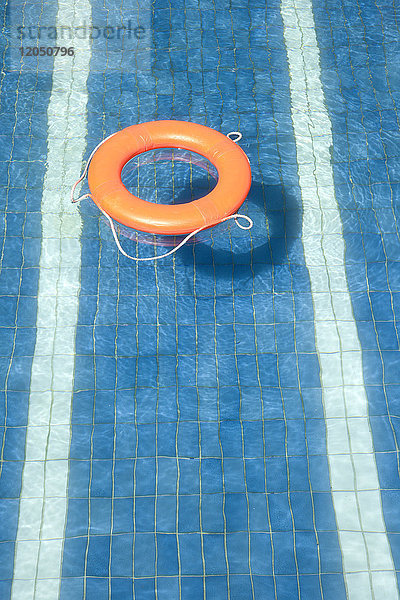 Rettungsschwimmer im Schwimmbad