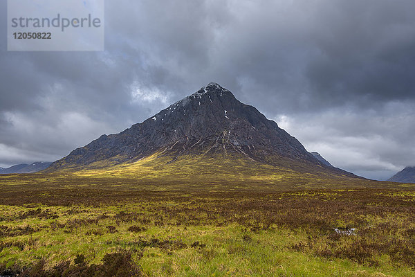 Bergkette Buachaille Etive Mor mit dunklem Wolkenhimmel in Glen Coe in Schottland  Vereinigtes Königreich