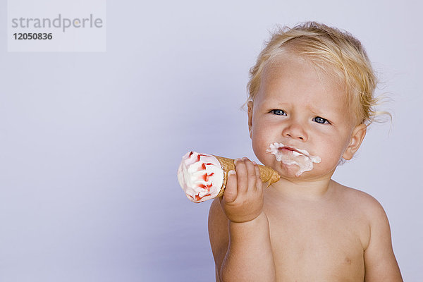 Baby isst Eiscreme-Tüte