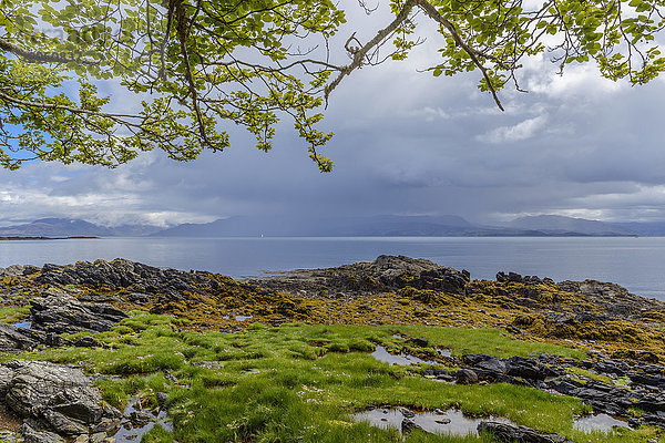 Regenwolken über der schottischen Küste im Frühling in der Nähe von Armadale auf der Isle of Skye in Schottland  Vereinigtes Königreich