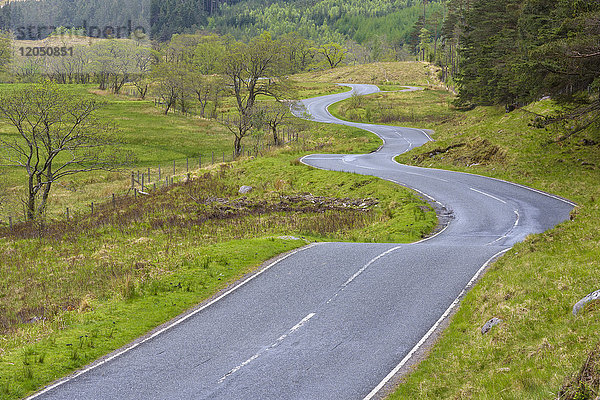 Kurvenreiche Landstraße bei Glen Nevis in der Nähe von Fort William in Schottland  Vereinigtes Königreich