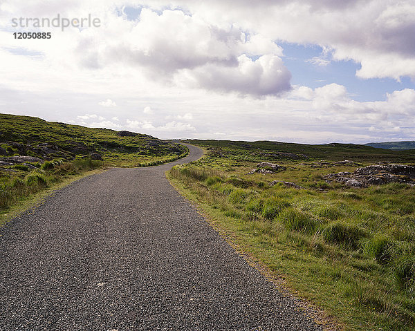 Straße auf dem Lande  Connemara  Irland