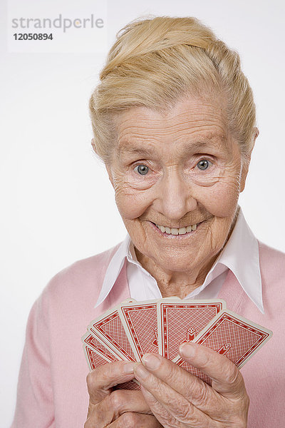 Frau mit Spielkarten