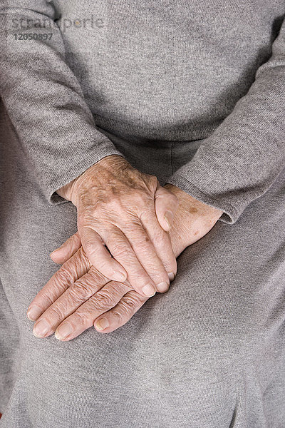 Nahaufnahme der Hände einer älteren Frau