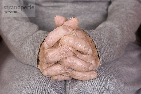 Nahaufnahme der Hände einer älteren Frau