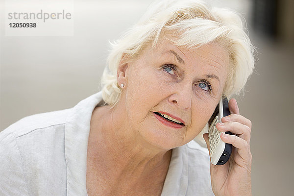 Frau am Telefon sprechend