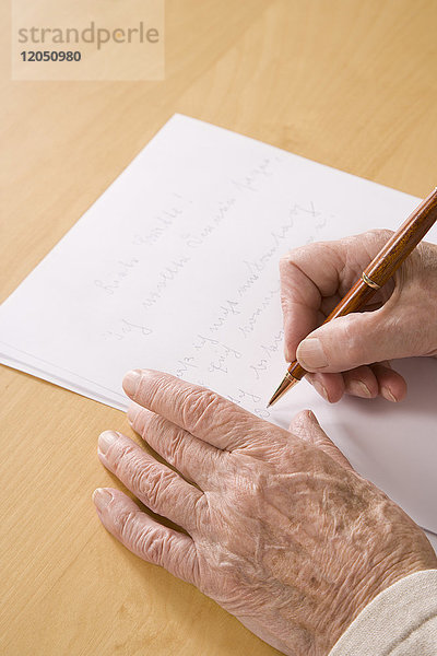 Frauenhände schreiben Brief
