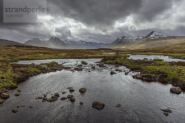 Moorlandschaft mit Fluss und Gewitterwolken im Rannoch Moor in Schottland  Vereinigtes Königreich