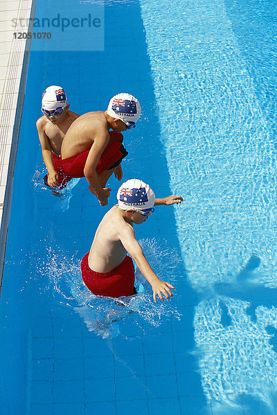 Jungen springen im Pool