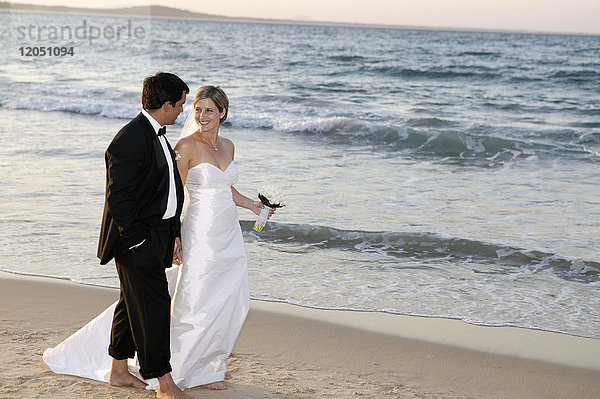 Ehepaar geht am Strand entlang  Noosa Beach  Australien