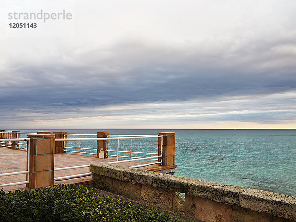 Aussichtsplattform an einem bedeckten Tag  Mallorca  Balearische Inseln  Spanien