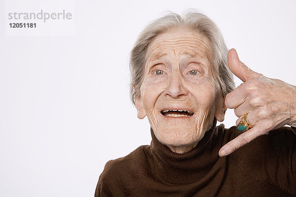 Frau macht Telefonzeichen mit Hand