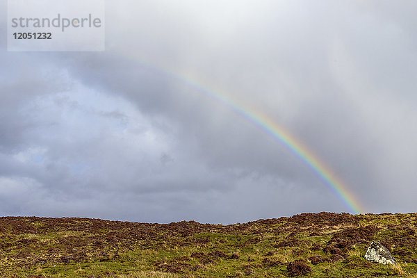 Regenbogen über dem Hochland auf der Isle of Skye in Schottland  Vereinigtes Königreich