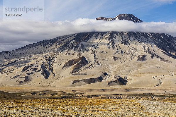 Der Berg Griggs erhebt sich über das mit Asche und Bimsstein bedeckte Valley of Ten Thousand Smokes im Katmai National Park; Alaska  Vereinigte Staaten von Amerika