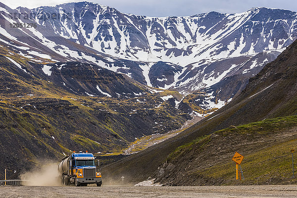 Ein Sattelschlepper fährt über den Atigun Pass entlang des Dalton Highway; Alaska  Vereinigte Staaten von Amerika