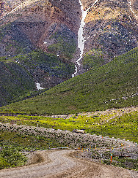 Ein Sattelschlepper beginnt die Auffahrt über den Atigun Pass entlang des Dalton Highway; Alaska  Vereinigte Staaten von Amerika