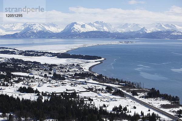 Luftaufnahme von Homer  Kachemak Bay  und Kenai Mountains im Winter  Süd-Zentral-Alaska  USA