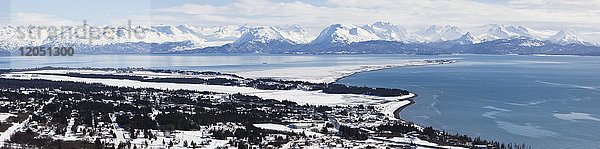 Luftaufnahme von Homer  Kachemak Bay  und Kenai Mountains im Winter  Süd-Zentral-Alaska  USA