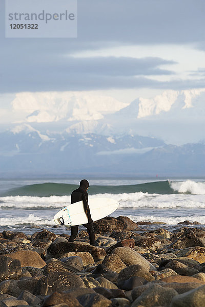 Surfer am Strand in der Nähe von Yakutat  Südost-Alaska  USA