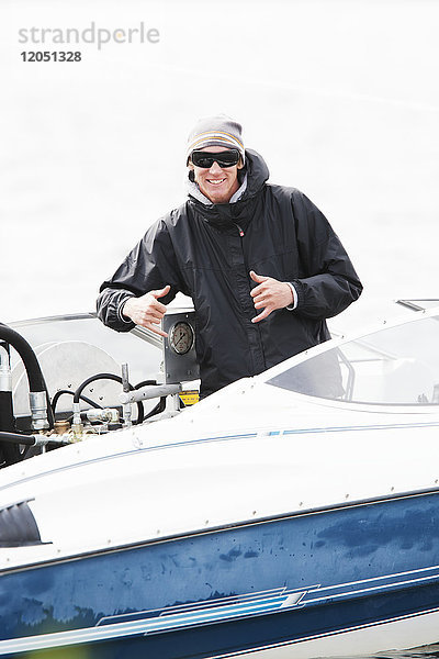 Mann auf einem Motorboot  der Gleitschirmfliegen unterrichtet  Alaska  USA