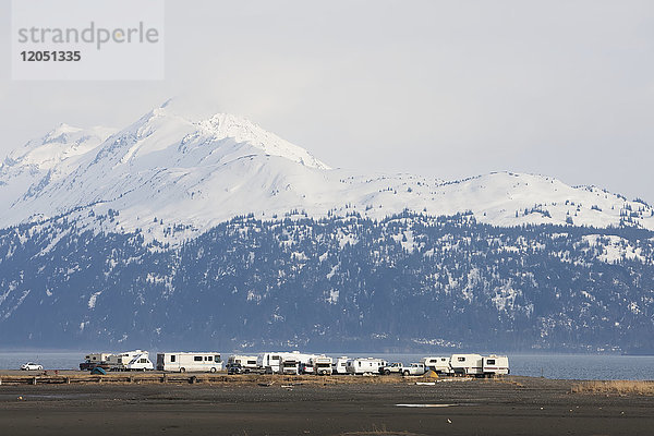 Auf der Nehrung von Homer geparkte Wohnmobile mit den Kenai-Bergen im Hintergrund  Kachemak Bay State Park  Süd-Zentral-Alaska  USA
