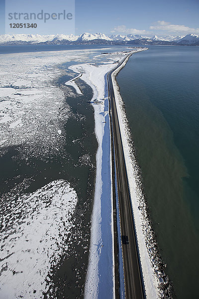 Luftaufnahme der Nehrung von Homer und der Kenai-Berge im Winter  Süd-Zentral-Alaska  USA