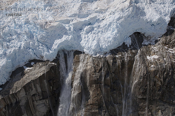 Luftaufnahme von Wasser  das von einem nordwestlichen Gletscher schmilzt und sich eine Klippe hinunter ergießt  Kenai Fjords National Park  Southcentral Alaska  USA