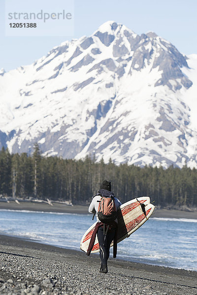 Surfer mit Surfbrett entlang der Außenküste der Kenai-Halbinsel  Süd-Zentral-Alaska  USA