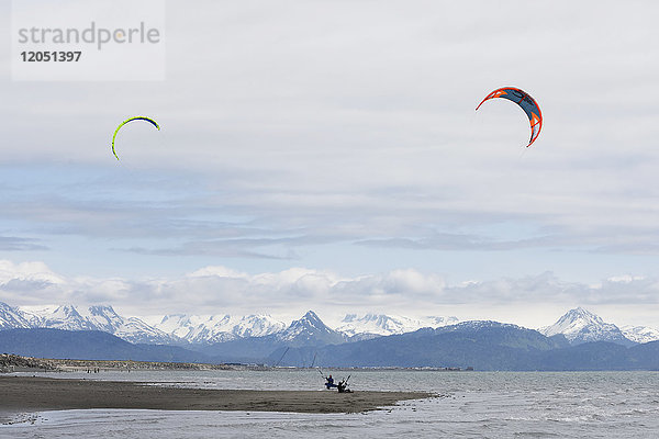 Kite-Surfer auf der Nehrung von Homer  Kachemak Bay  Kenai-Halbinsel  Süd-Zentral-Alaska  USA