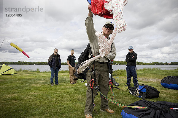 Demonstration einer Fallschirm-Notöffnung bei einem Gleitschirmflugkurs  Alaska  USA