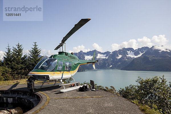 Bell Jet Ranger Iii Hubschrauber Landung in Kachemak Bay State Park  Süd-Zentral-Alaska  USA
