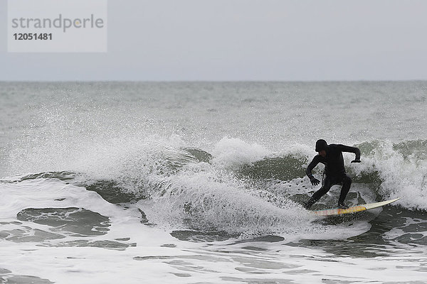 Person beim Surfen im Pazifischen Ozean in der Nähe von Yakutat  Südost-Alaska  USA