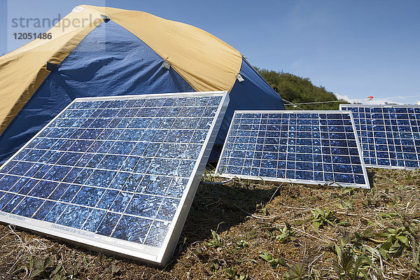 Solarmodule neben einem Campingzelt auf der Alaska-Halbinsel  Alaska  USA