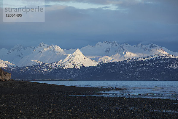 Aussicht auf die Kenai-Berge und die Kachemak-Bucht von der Landzunge Homer  Süd-Zentral-Alaska  USA