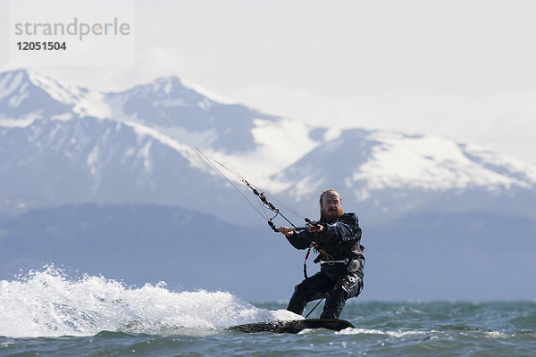 Kite-Surfer in der Kachemak Bay bei Homer  Süd-Zentral-Alaska  USA