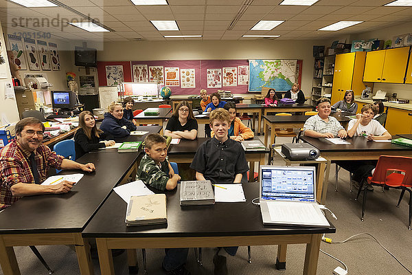 Schüler in einem alaskischen Klassenzimmer  Alaska  USA