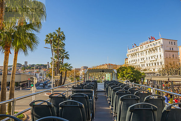 Sitze in einem Reisebus mit Blick auf die Fußgänger  Palmen und Gebäude an der französischen Riviera; Cannes  Côte d'Azur  Frankreich