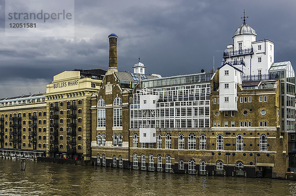 Butler's Wharf  1871-73 als Schiffswerft und Lagerhauskomplex erbaut  wurde in Luxuswohnungen umgewandelt  mit Restaurants und Geschäften im Erdgeschoss; London  England