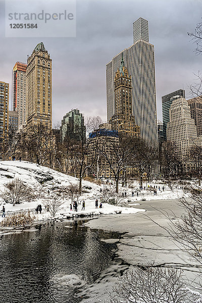 Der Teich teilweise gefroren nach einem Schneesturm  im Central Park; New York City  New York  Vereinigte Staaten von Amerika
