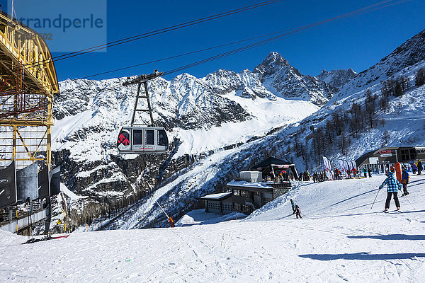 Skifahrer in einem Skigebiet  Aiguille Ges Grands Montets; Chamonix  Frankreich