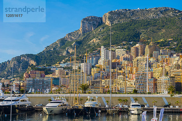 Waterfront mit Gebäuden und Booten im Hafen; Monte Carlo  Monaco