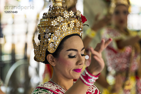 Eine junge Frau bei einem traditionellen Tanz; Bangkok  Thailand