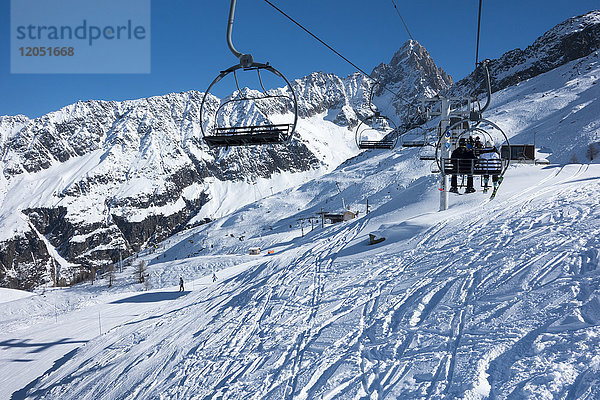 Ein Sessellift in einem Skigebiet  Aiguille Ges Grands Montets; Chamonix  Frankreich