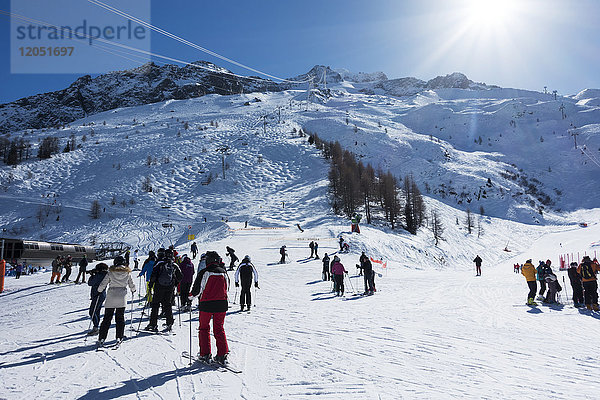 Skifahrer in einem Skigebiet  Aiguille Ges Grands Montets; Chamonix  Frankreich