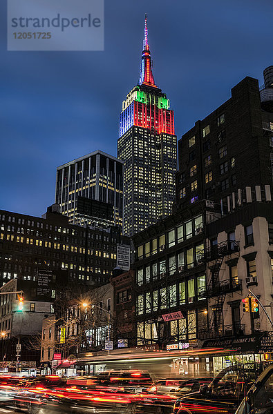 Empire State Building in Weihnachts- und Chanukkafarben; New York City  New York  Vereinigte Staaten von Amerika