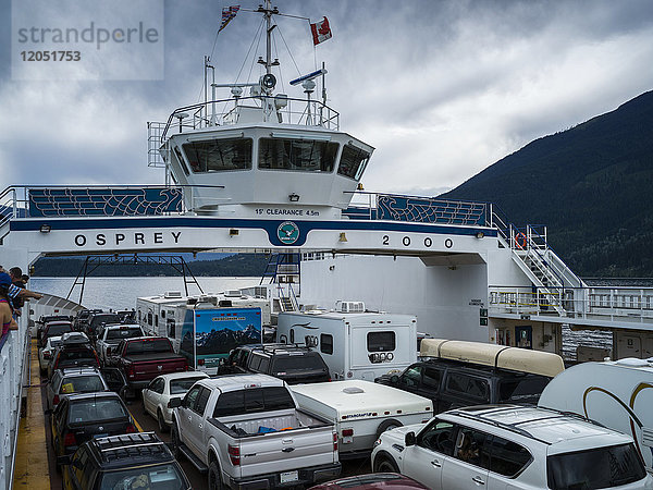 Eine Fähre transportiert Fahrzeuge und Personen über den Kootenay Lake von Kootenay Bay nach Balfour; Sanca  British Columbia  Kanada