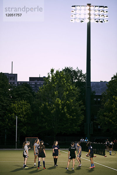 Sportmannschaft übt auf einem Feld auf dem Campus der Universität von Toronto in der Abenddämmerung; Toronto  Ontario  Kanada